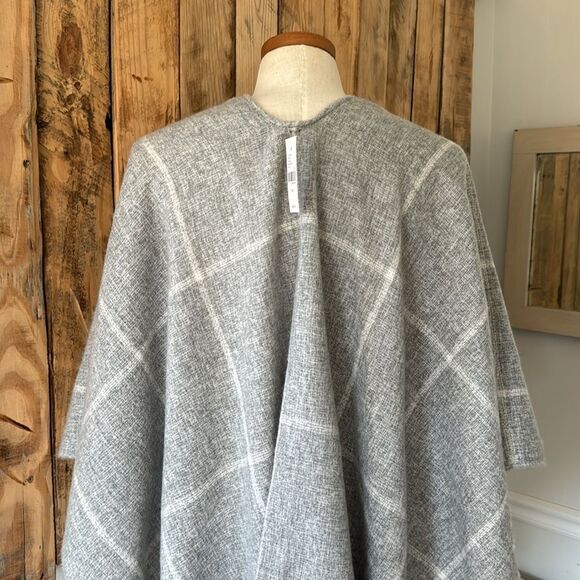 NWT Lane Bryant Women’s Plaid Fringe Hem Poncho Shaw Cardigan OS Gray White - Picture 7 of 13